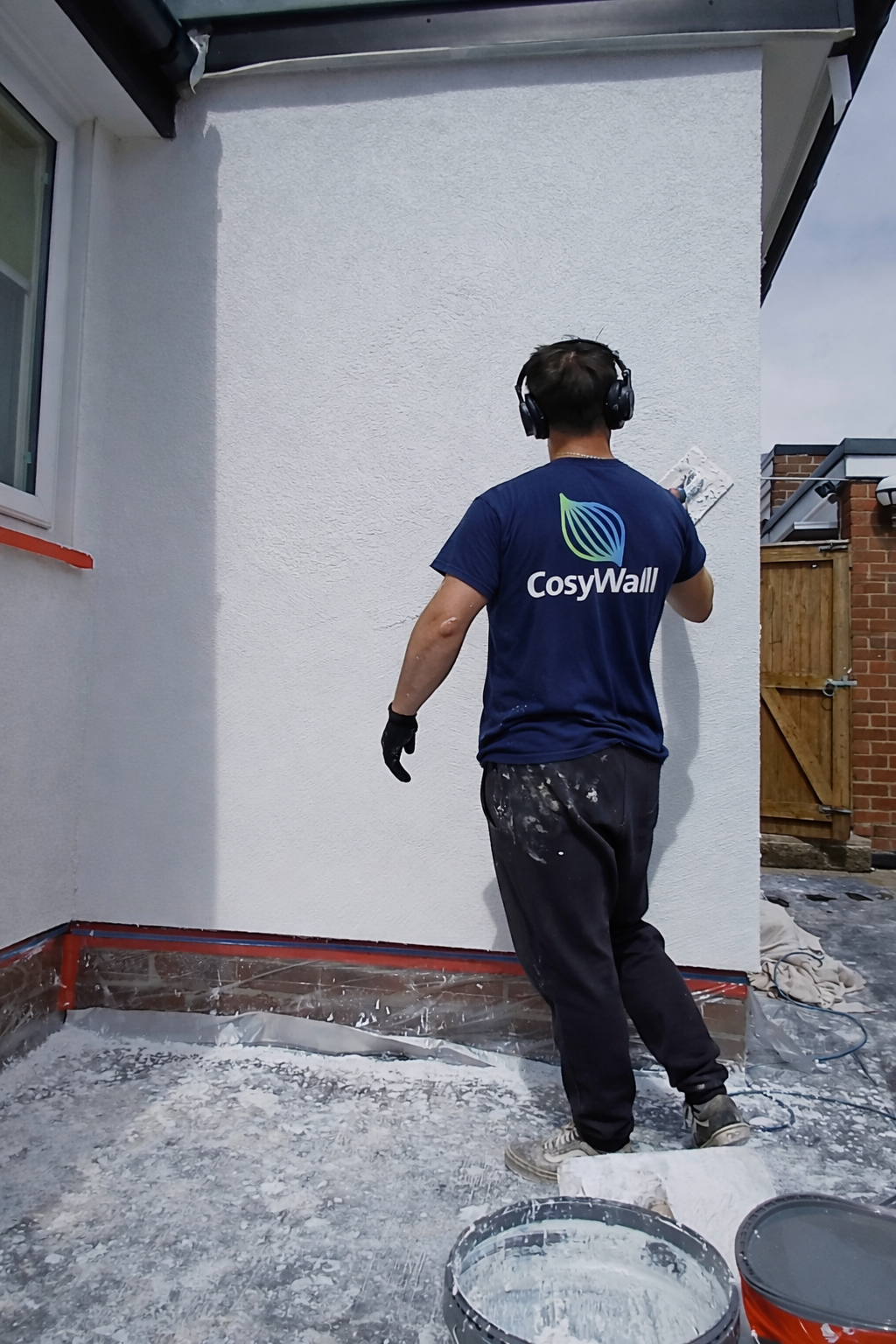 CosyWall specialist during installation